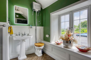Main Bathroom- click for photo gallery